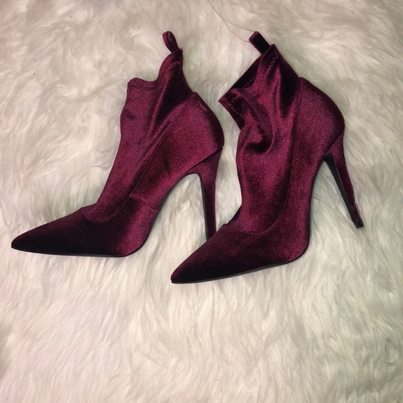 QUPID Wine/Burgundy Velvet Booties - Picture 4 of 4